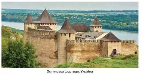 Якої форми вежі фортець на ілюстраціях? Як вони розміщені?