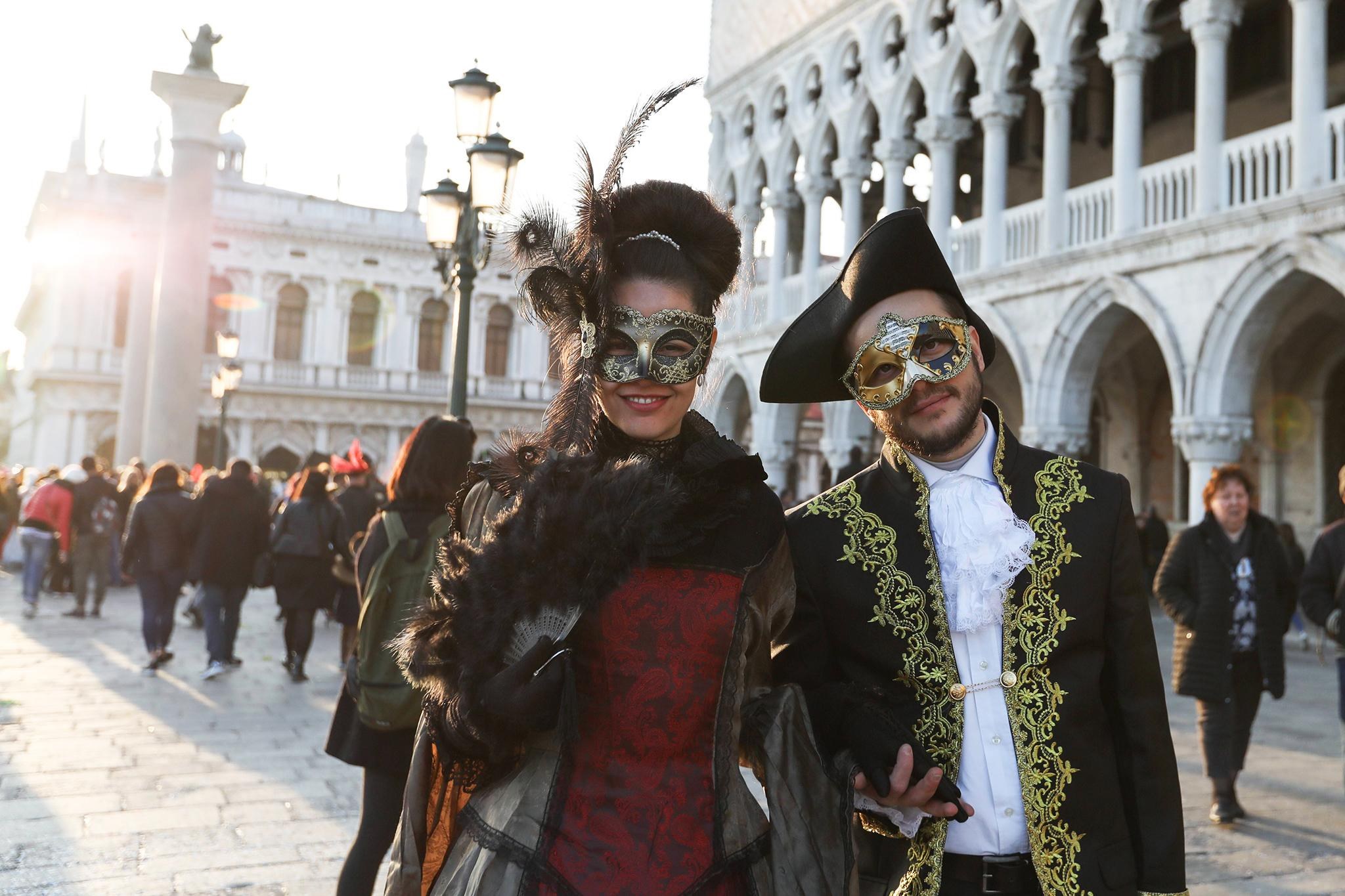 Венецианский карнавал люди в масках