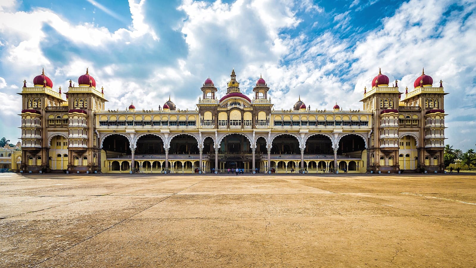 Индия официальные сайты. Дворец Майсура в Индии. Mysore Palace Индия. Майсурский дворец (г. Майсур). Княжество Майсур Индия.