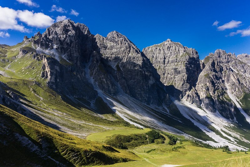 Горы производят. Под горой. Самые крутые фото в горах. Переход в горах.