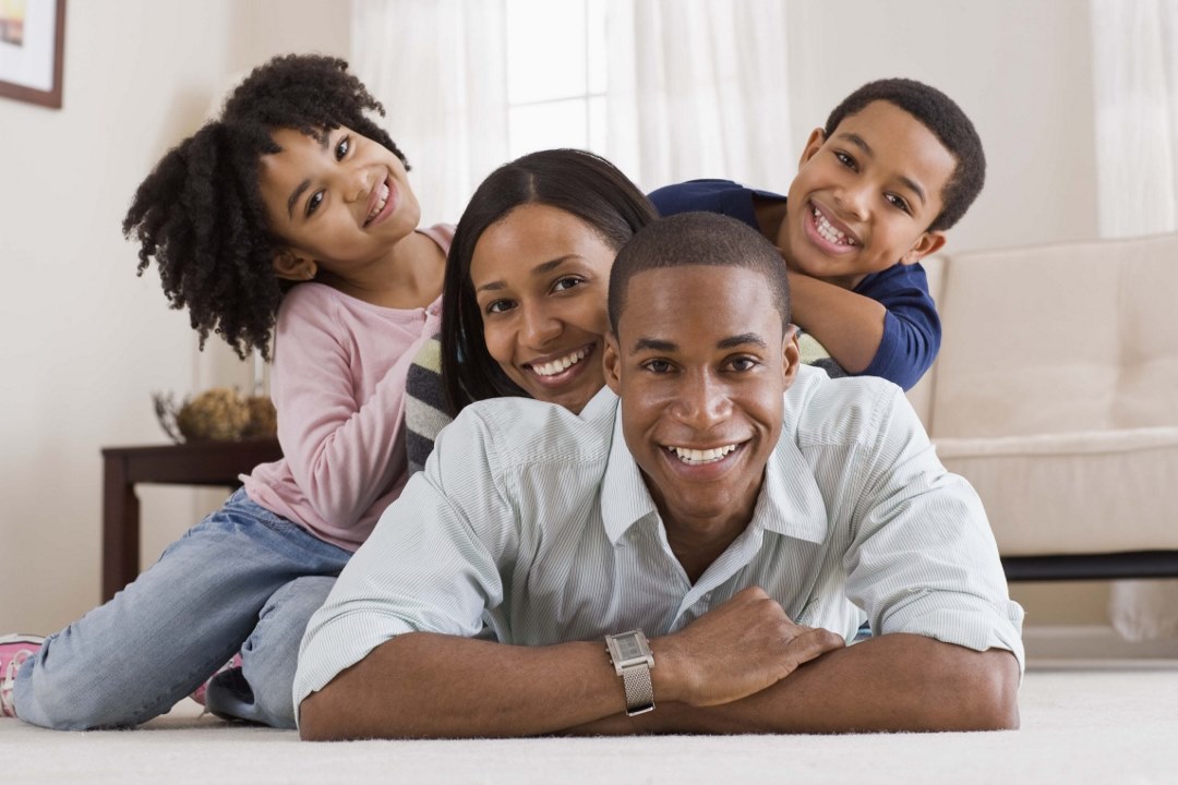 Different de. Американская семья. Семья афроамериканцев. Семья черных. Счастливая американская семья.