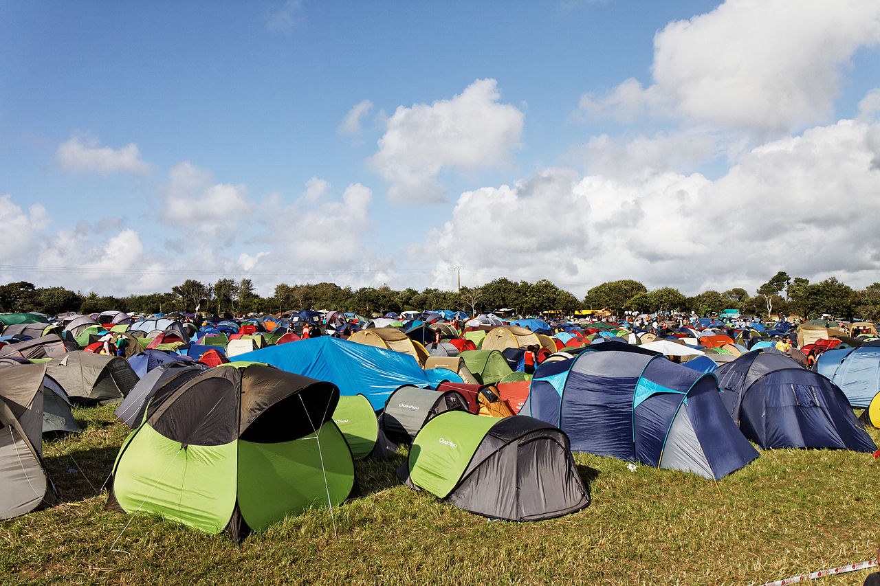 Палаточный лагерь палатки. Шатер Кемп фестиваль. Кепинг лагерь. Таганай палаточный городок. Кемпинг «ААК-теленгит».