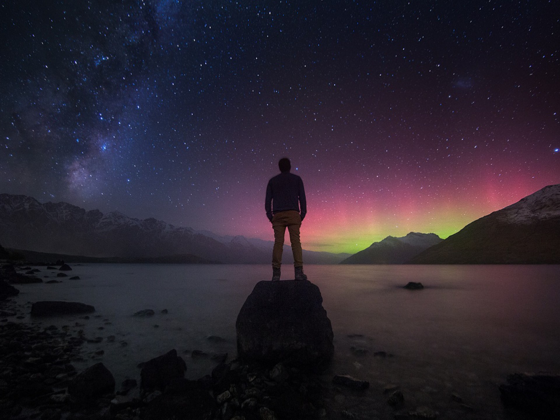 тусклый свет в темноте. парень сидит за компьютером. обычного человека а ночью. обычного человека а ночью. человек под фонарем.