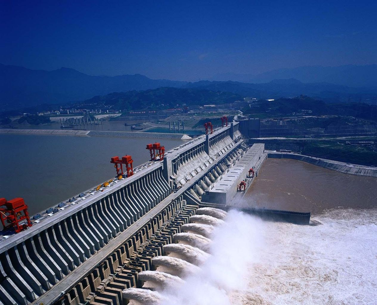 В какой стране крупнейшая гэс. Плотина на Янцзы. Санься ГЭС Китай. Три ущелья ГЭС. ГЭС три ущелья Китай.