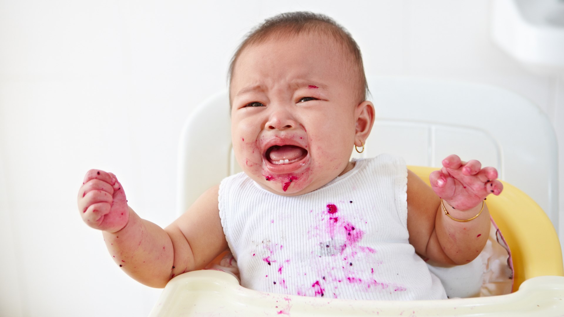 Ребенок пукает с запахом. Сердитый грудничок. Злые дети. Малыш плачет после еды. Сердитый ребенок картинки.