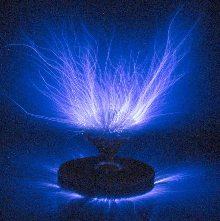 Синий сноп лучей. Катушка Тесла коронный разряд. Коронный заряд. Коронный заряд катушка Тесла. Электрический ток в газах коронный разряд.