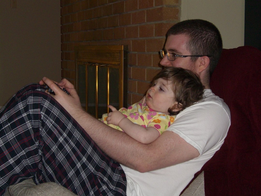 Amateur daddy. Daddyless. Daughter on lap. Daddy's lap. Ffezine-Daddy.