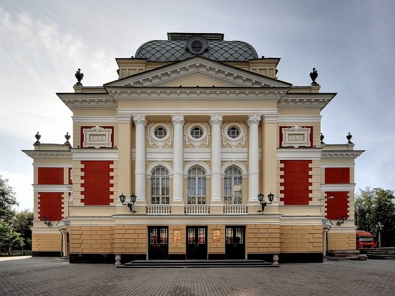 Театры г москвы. Драматический театр Иркутск. Иркутский драматический театр имени н. п. Охлопкова. Иркутский драмтеатр здание. Музей Иркутского драматического театра в Иркутске.