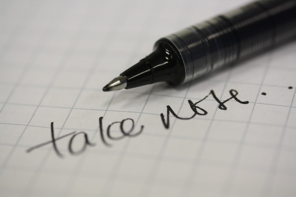 Note taking. Make Notes. Take Notes. Photos of Note-taking. Take Notes на белом фоне.