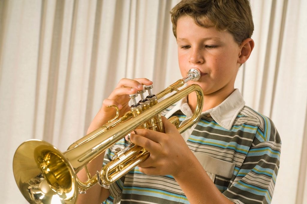 Саксофон мальчики. Люди играющие на музыкальных инструментах. Музыкальный инструмент "труба". Музыкальные инструменты для детей. Игра на музыкальных инструментах.