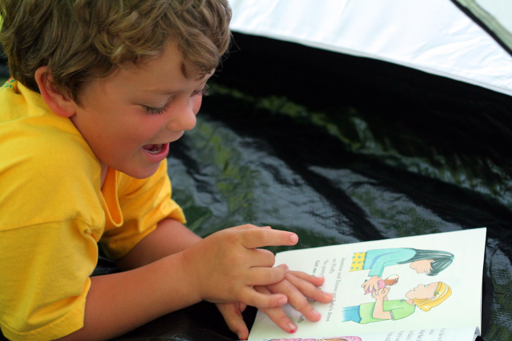 Read stories. Чтение для детей с рас. Осознанное чтение для детей с рас \. Children's story. Little boy reading book.