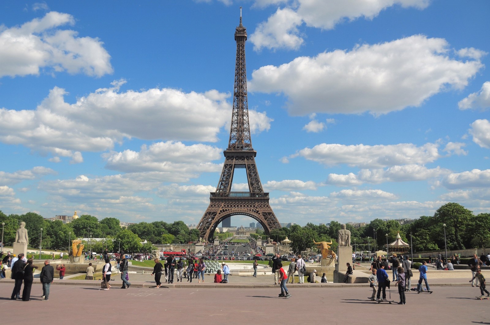 Paris official. Эйфелева башня в Париже днем. Париж летом. День города в Париже. Париж днём, летом.