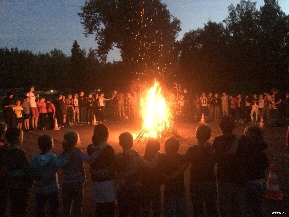 Огонек в лагере. Прощальный костер в лагере. Отрядный костер в лагере. Прощальный костер в Пионерском лагере. Вечерний огонек в лагере.