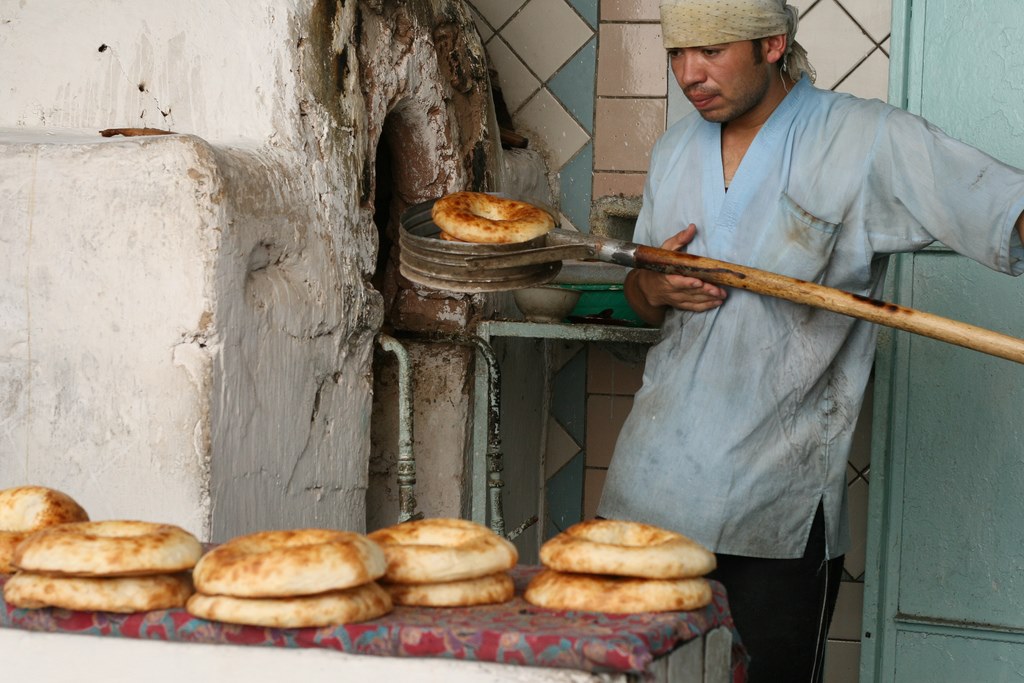 Сделай на узбекском. Цех тандырные лепешки Узбекистан. Узбекский хлеб патир. Узбек Самарканд патир. Узбекистан Тандир нон.