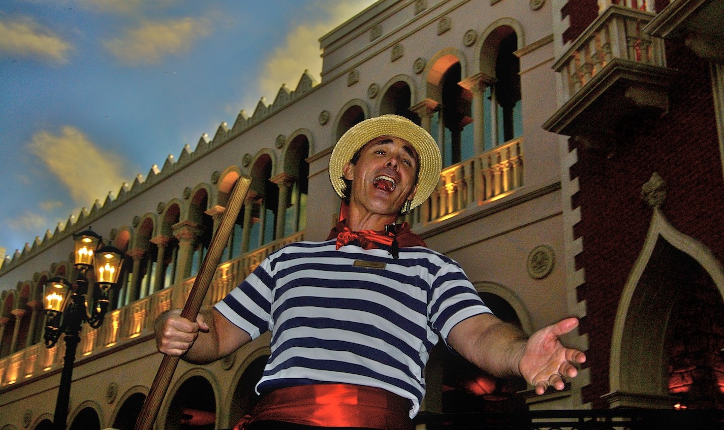 Италия гондола венеция гондола. Венецианская лодка гондола. Поющая венеция. Необычная венеция. Визитная карточка венеции.