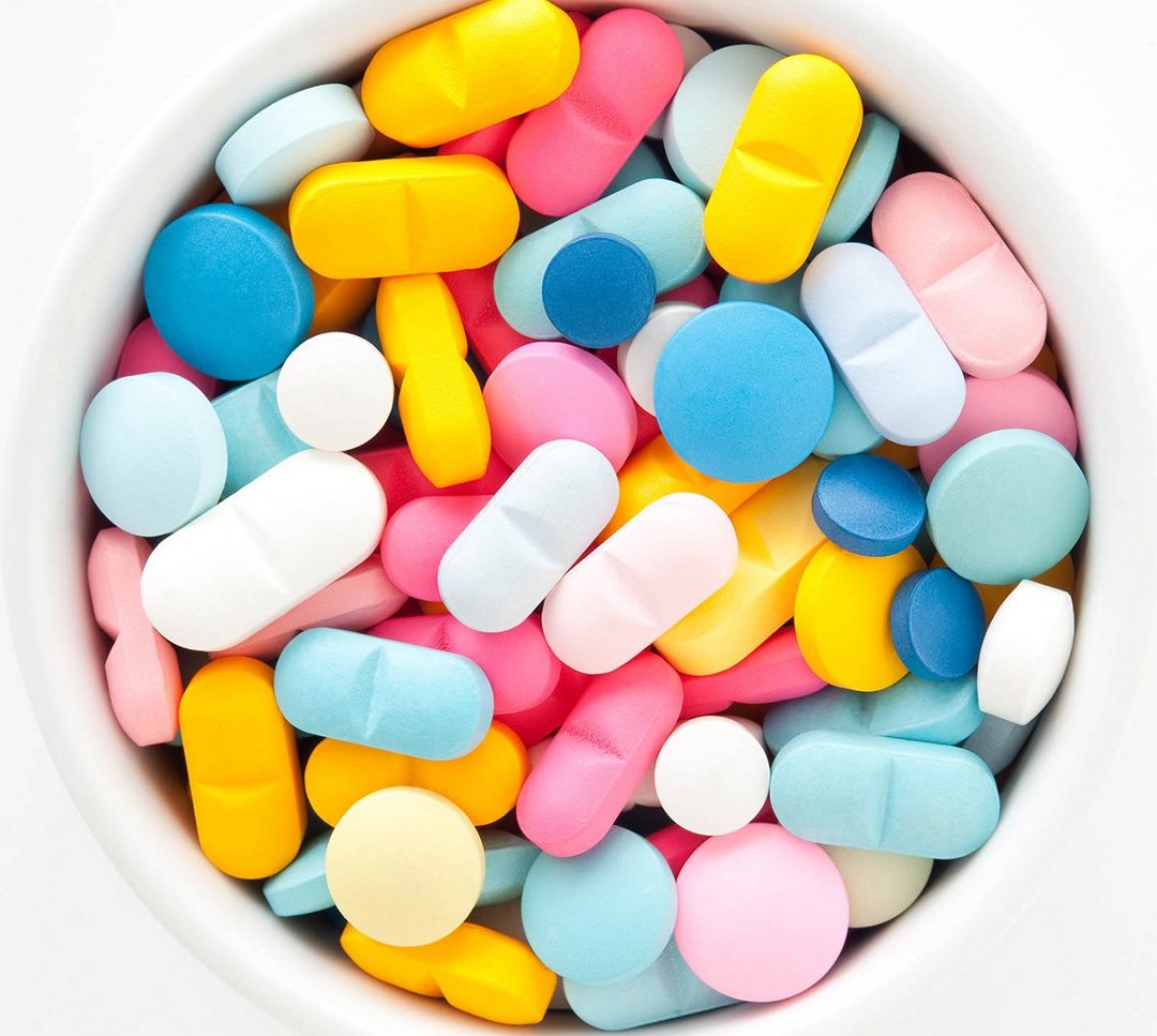 Витамины фон. Цветные витаминки. Девочка разноцветная витаминка. Витамины фото. Разноцветная витаминка.
